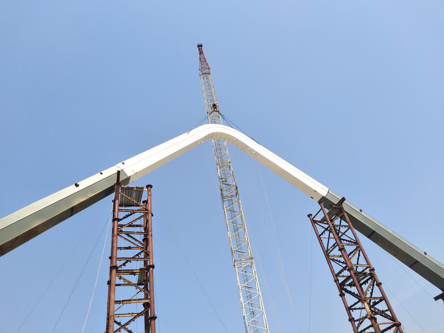 紫荊路跨龍王港河橋順利完成主拱合龍！